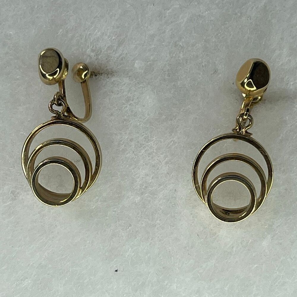 Vintage KARU Art deco styled screwback earrings gold tone.